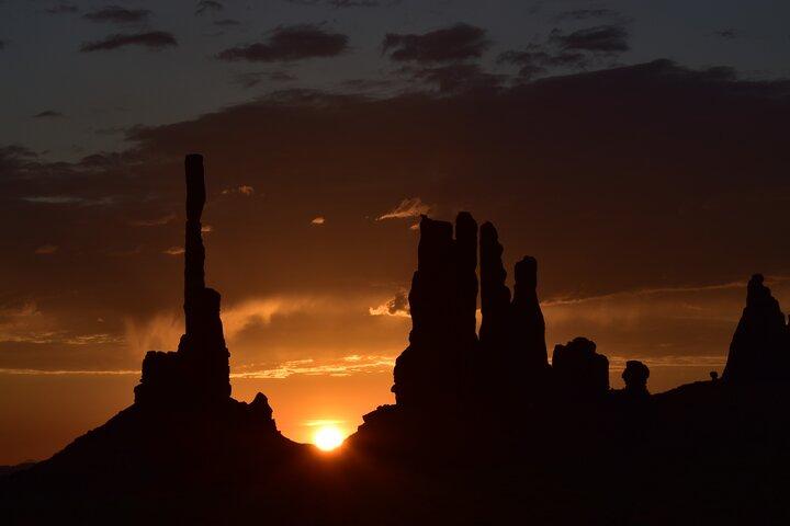 3.0 Hours of Monument Valley's Sunrise or Sunset 4×4 Tour