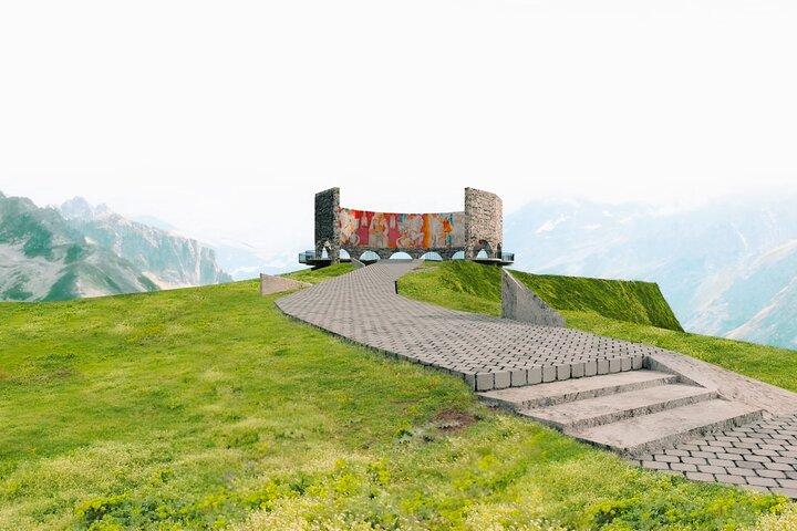 Tour privato da Tbilisi a Kazbegi e Gudauri