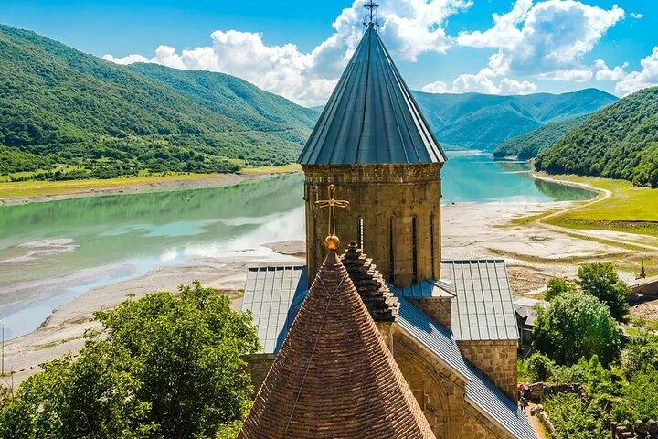 Tour privato da Tbilisi a Kazbegi e Gudauri