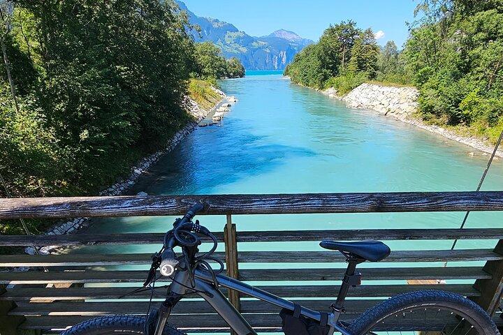 Tour panoramico in bicicletta con un'avventura in crociera sul lago