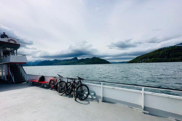 Tour panoramico in bicicletta con un'avventura in crociera sul lago