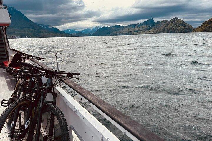Tour panoramico in bicicletta con un'avventura in crociera sul lago