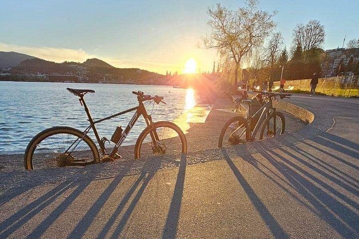 湖クルーズアドベンチャー付きの美しい自転車ツアー