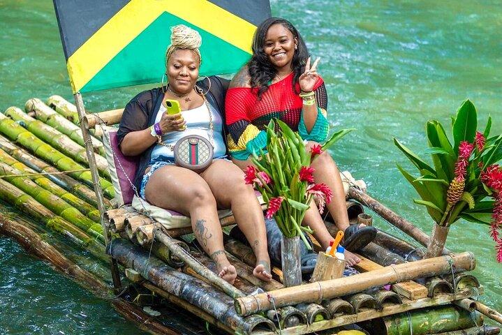Cataratas del río Dunn, rafting en bambú y paseo en vehículos todo terreno desde Montego Bay