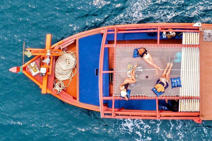 Les meilleurs sites de plongée avec tuba à Koh Tao depuis un bateau en bois vintage