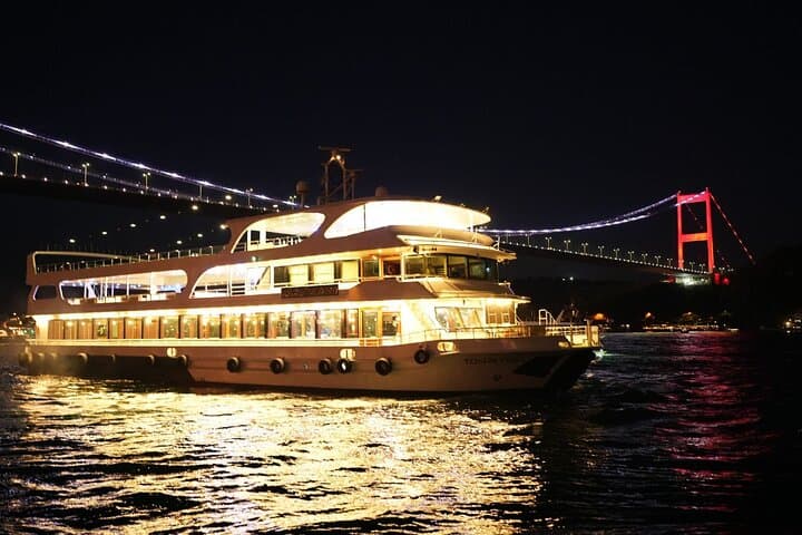Luxurious Dinner Cruise in Istanbul Bosphorus