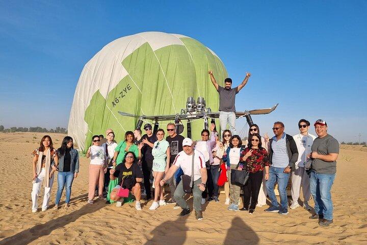 Vuelo de lujo en globo aerostático, paseo en camello y fotografía con halcón