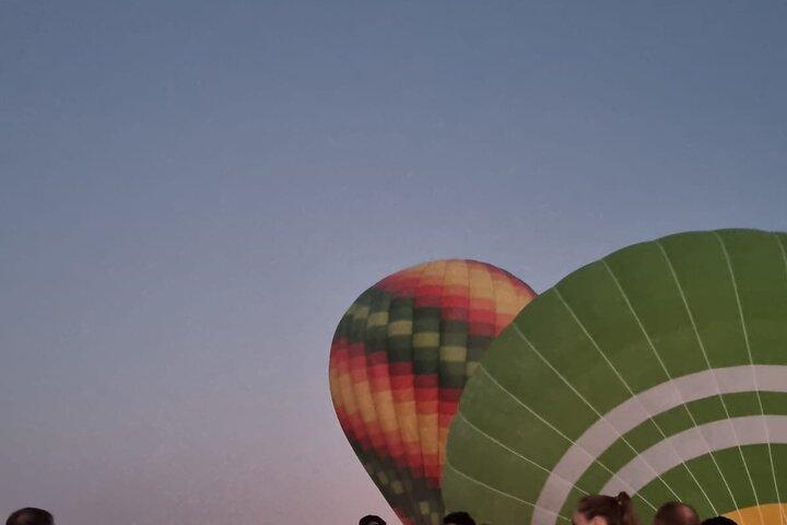 Vuelo de lujo en globo aerostático, paseo en camello y fotografía con halcón