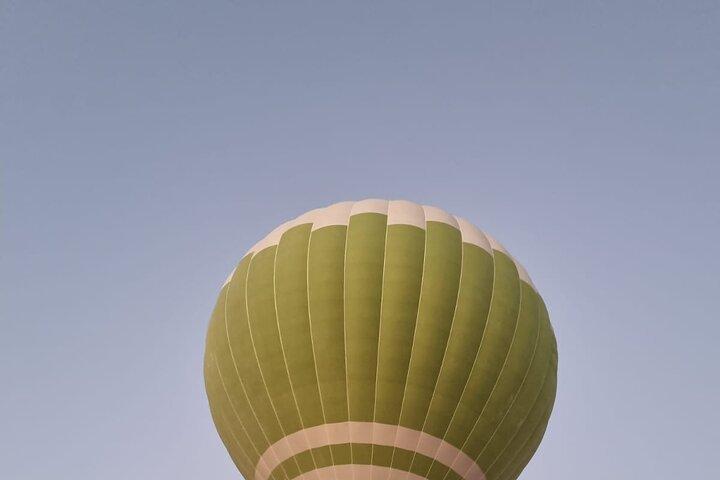 Vuelo de lujo en globo aerostático, paseo en camello y fotografía con halcón