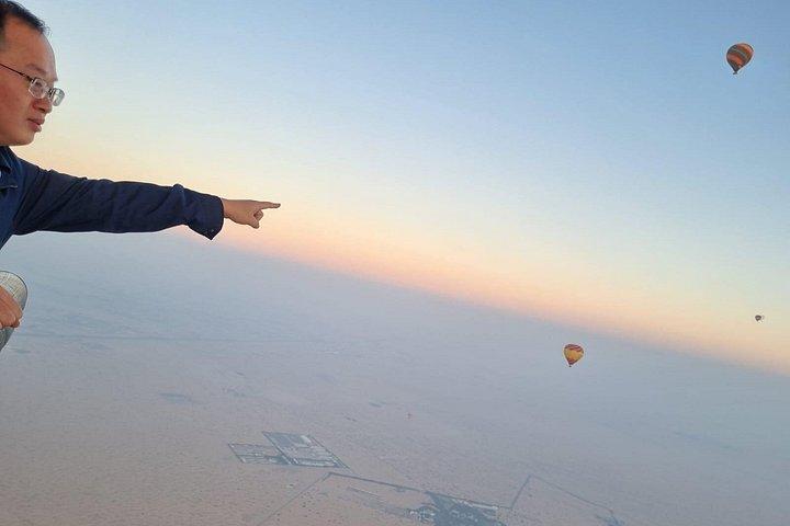熱気球デラックスフライト、ラクダ乗り、ハヤブサの写真撮影