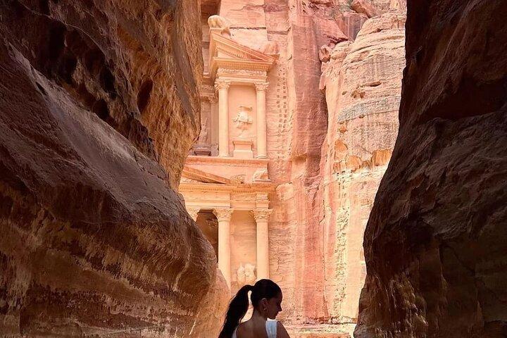 Tour guidato privato di Petra e Wadi Rum per un'intera giornata
