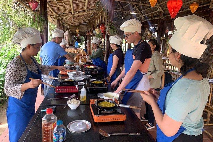 カムタンココナッツバスケットボートと料理教室ホイアン日帰りツアー