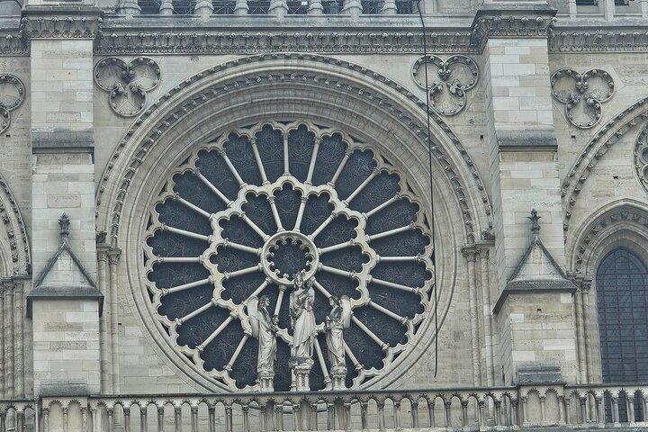 Private Notre Dame Outdoor Tour with Crypt Entry/Sainte Chapelle