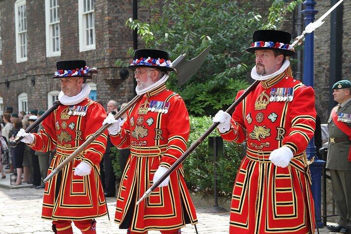 Private ture: Hoteller i nærheden af Tower of London Beefeater Meet Greet Crown Jewels