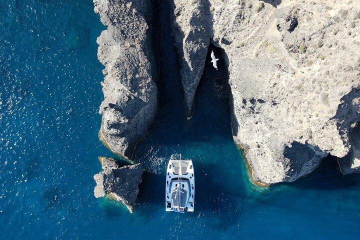Tour Privado de Santorini Crucero en Catamarán Platino con Vela de Medio Día