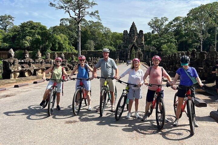 アンコールワット・サイクリングツアー（シェムリアップからの現地ツアーガイド付き）