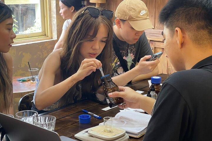 Taller de Perfumería en Hanoi - Creando tu Perfume Perfecto