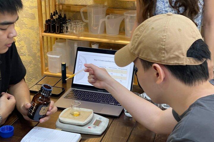 Taller de Perfumería en Hanoi - Creando tu Perfume Perfecto