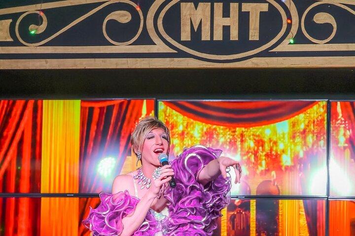 Spettacolo comico di drag queen, taverna con cena