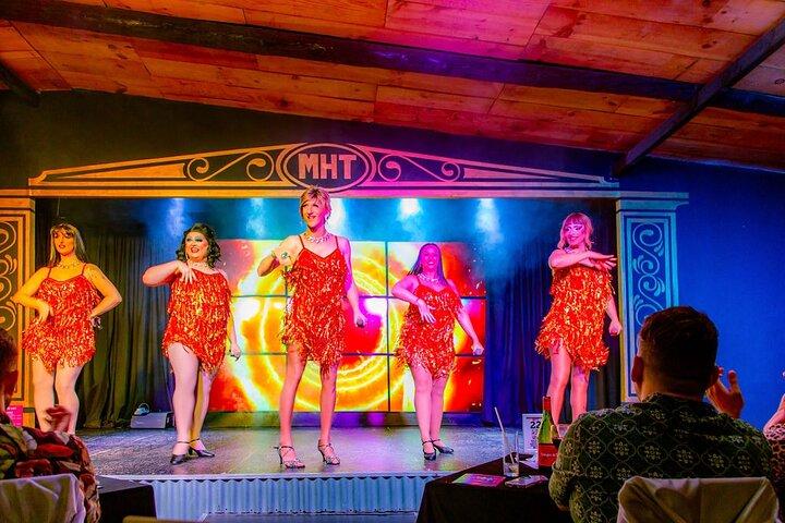 Spettacolo comico di drag queen, taverna con cena