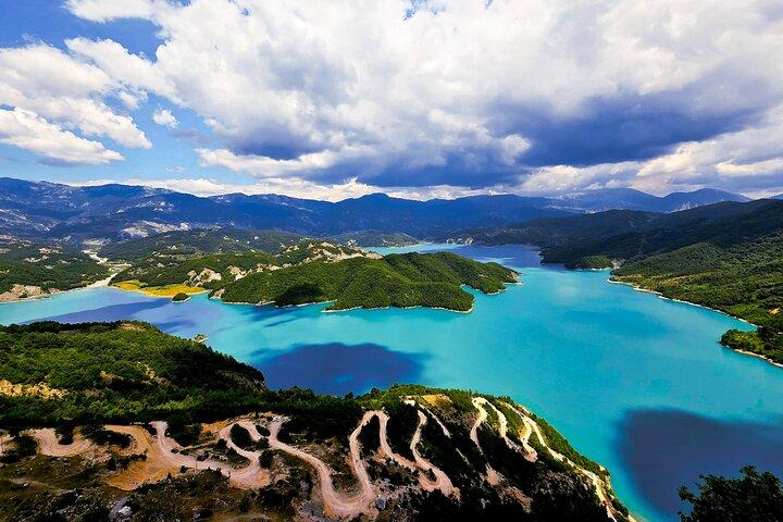 Bovilla Lake And Gamtiマウンテンハイキング日帰りツアー（ティラナ発）