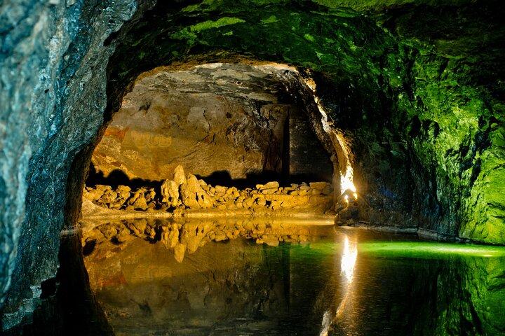 Vienne : Visite des bois viennois avec lac souterrain et dégustation de vins