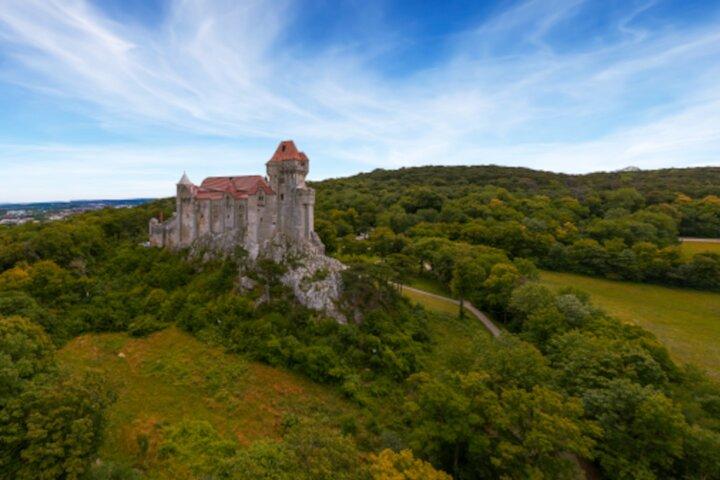 Vienne : Visite des bois viennois avec lac souterrain et dégustation de vins