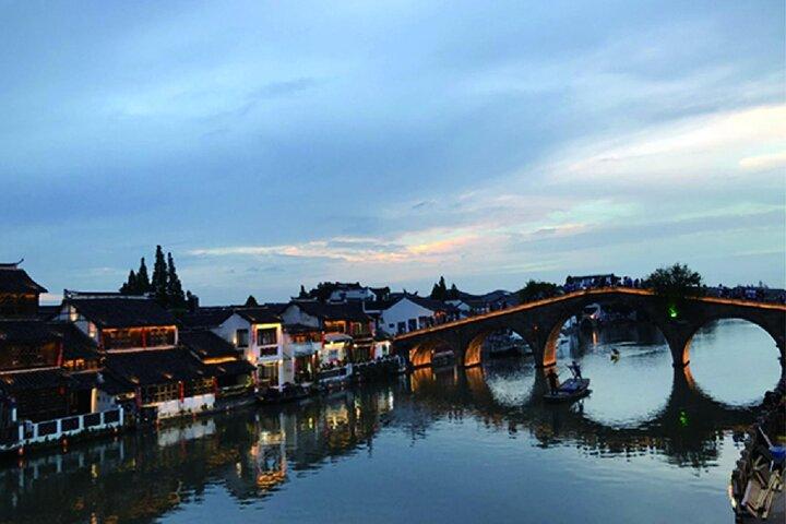 Solnedgång i vattenbyn Zhujiajiao