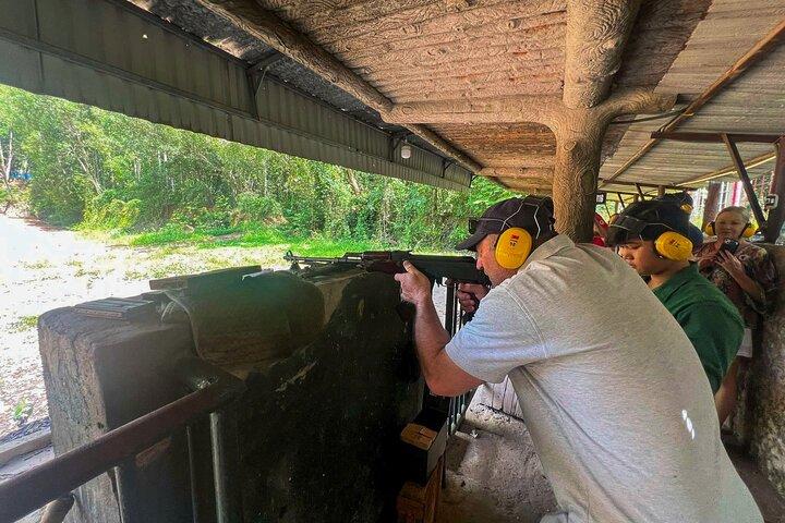 Tour VIP de Cu Chi Tunnels Ben Duoc em Limousine com Almoço