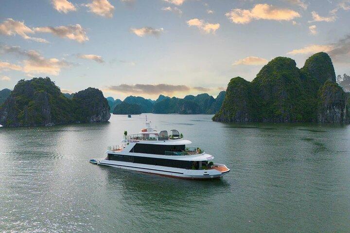 Atemberaubende Lan Ha Bay Sunset Tour auf Luxuskreuzfahrt mit Wasserrutsche
