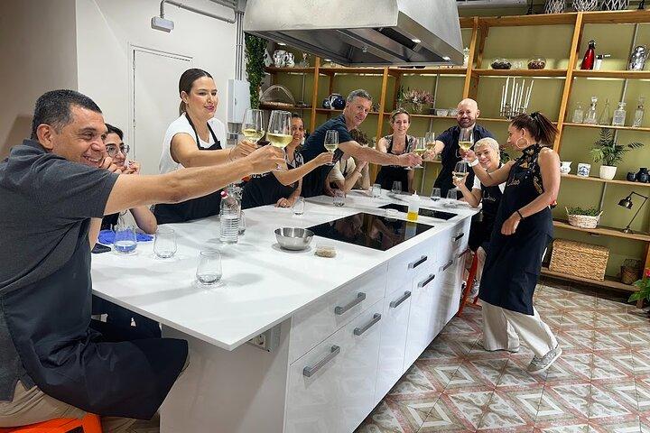 Clase de Cocina Española de Tapas y Paella en Madrid Central con Lola