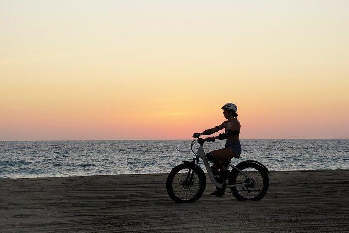 メキシコ料理のディナーとマルガリータ付きの夕暮れ時の電動自転車ビーチライド