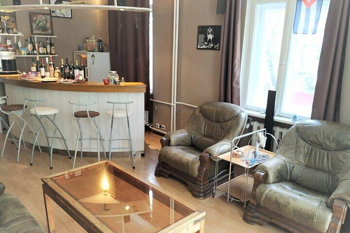 ブルガリア産プレミアム熟成ラキア、コールドカット、ピクルスの試食