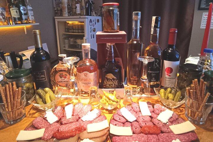 Degustazione di Rakia invecchiata di qualità superiore, salumi e sottaceti in Bulgaria