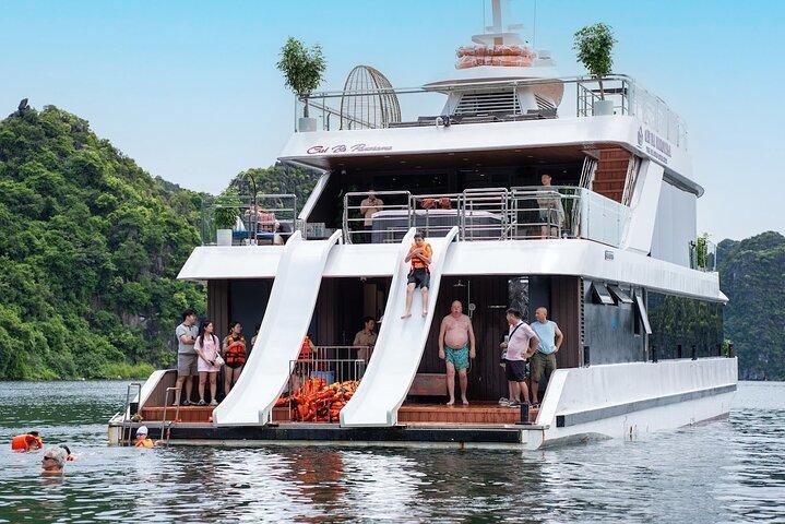Luxuriöse Sonnenuntergangskreuzfahrt Bewundern Sie die Lan Ha Bay mit Kajakfahren und Schwimmen