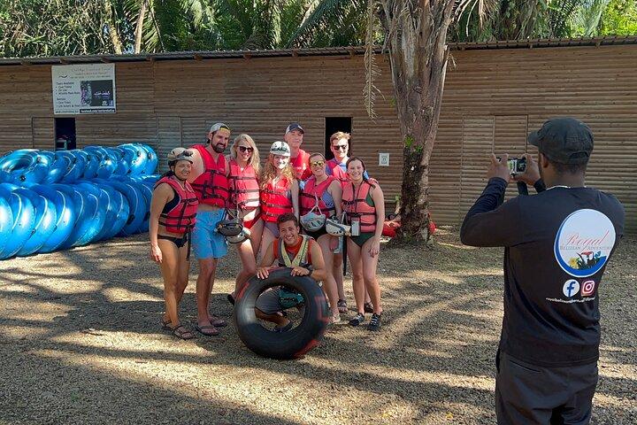 PRIVATE Cave Tubing & Rain forest Zipline Tour von Belize City