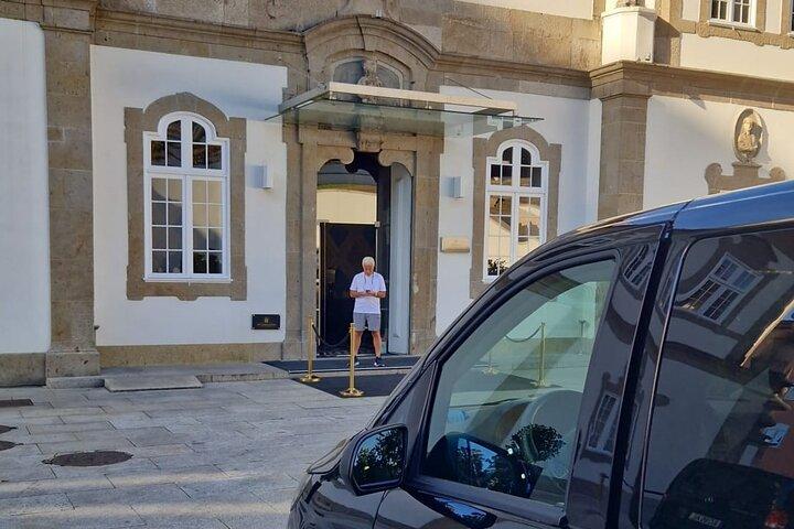 リスボンからポルトへのプライベートツアー : Óbidos Nazaré Fátima Coimbra Aveiro