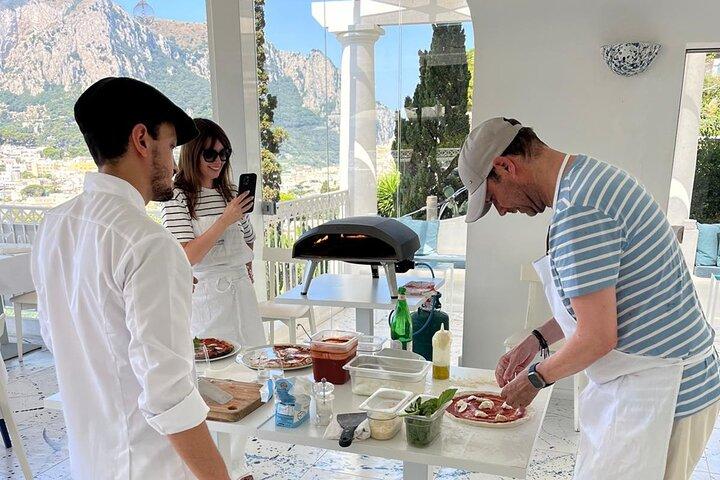 Corso di Pizza di Capri per Piccoli Gruppi, Tiramisù, Vino e Vista Mare