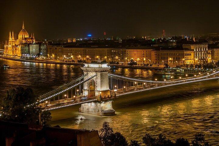 Excursión privada de un día a Budapest desde Viena en un vehículo Mercedes-Benz