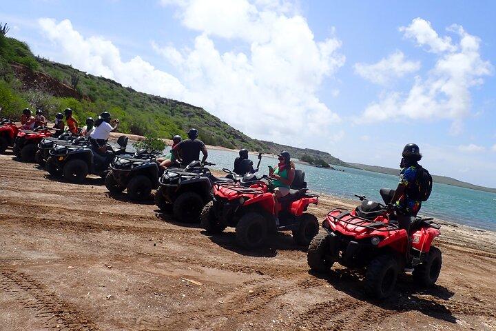 Excursión de aventura en vehículo todoterreno por el oeste de Curazao de medio día o día completo