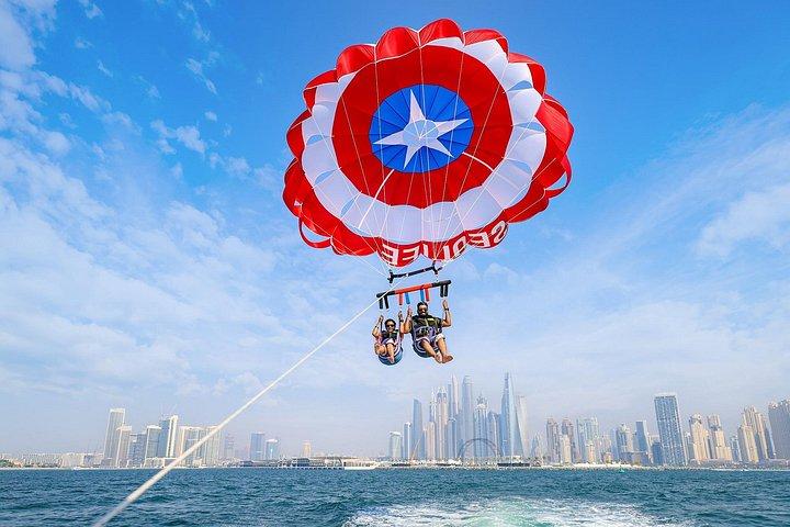 パーム ジュメイラと JBR ビーチの景色を眺めながらドバイでパラセーリング