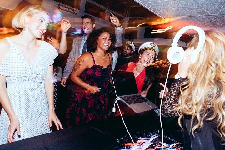 ニューヨーク自由の女神像とハッピーアワークルーズコンボ