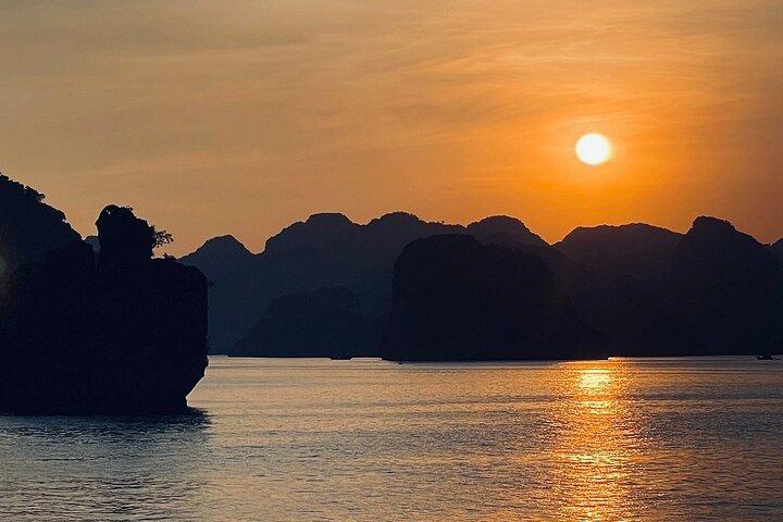 Majestätische Bootstour bei Sonnenuntergang: Erkunden Sie die atemberaubende Landschaft der Lan-Ha-Bucht