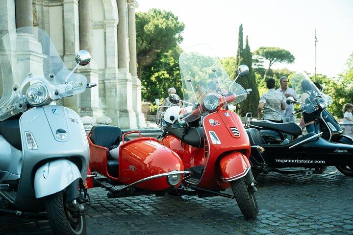 Tour privato in Vespa Sidecar di Roma con prelievo dall'hotel e Prosecco