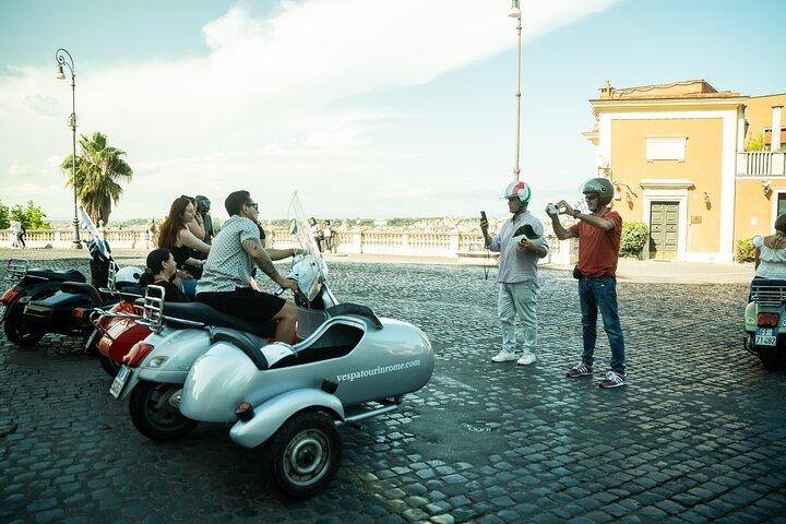 Tour privato in Vespa Sidecar di Roma con prelievo dall'hotel e Prosecco
