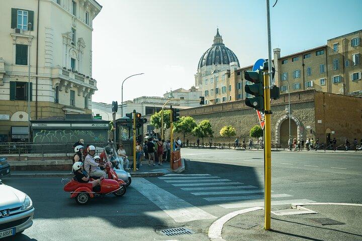 Tour privato in Vespa Sidecar di Roma con prelievo dall'hotel e Prosecco