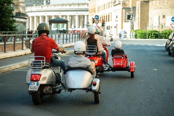Tour privato in Vespa Sidecar di Roma con prelievo dall'hotel e Prosecco