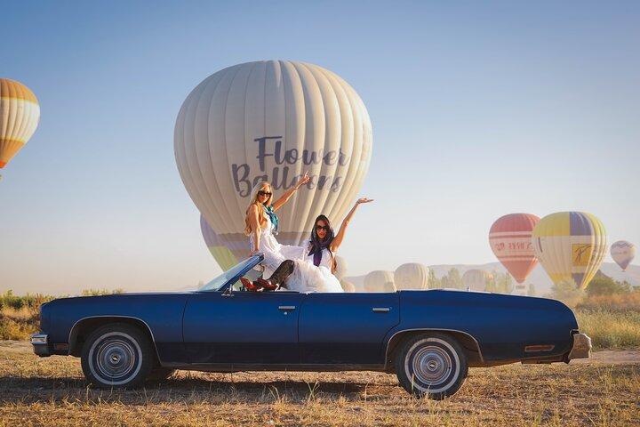 Expérience privée de chasse au ballon au lever du soleil en voiture classique