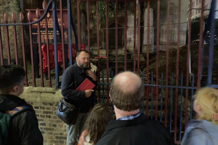 Londense Ghosts & Gruesome Past Nighttime Walking Tour