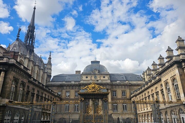 Notre Dame Outdoor Walking Tour and Entrance to Sainte Chapelle